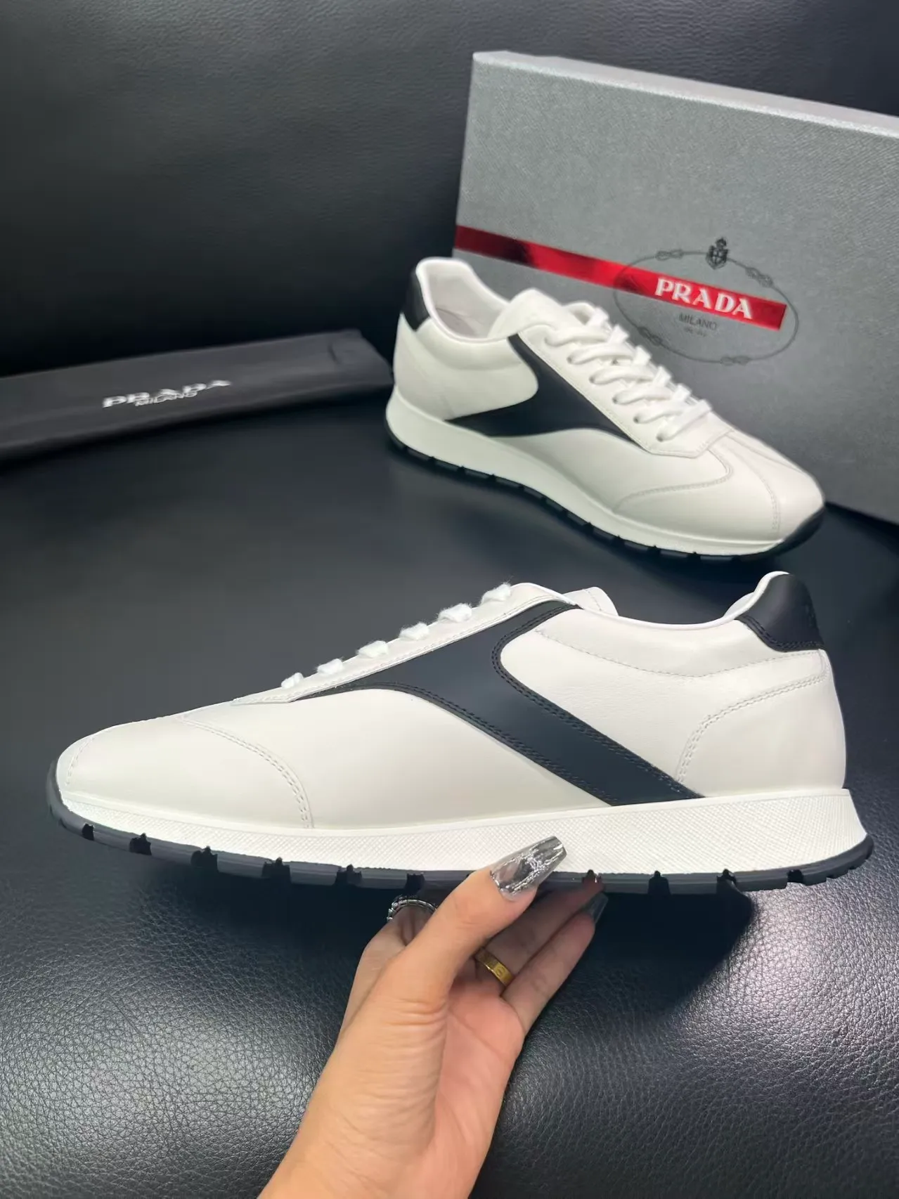 P440 Yuan 38-45 Prada Prada’s new men’s leather sneakers, the highest version on the market, any comparison is welcome🆚! The original leather has excellent texture and is super high-end! Fetal sheep net lining imported from Italy, removable pad! Luxurious materials and fine workmanship, highly recommended!